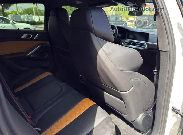 5YMCY0C09L9B05681 2020 BMW X6 White Widok wnętrza z przodu