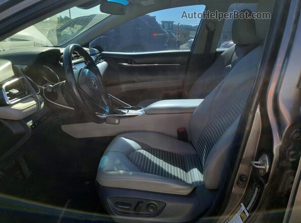 4T1B11HK6JU649227 2018 TOYOTA CAMRY Charcoal Widok wnętrza z przodu
