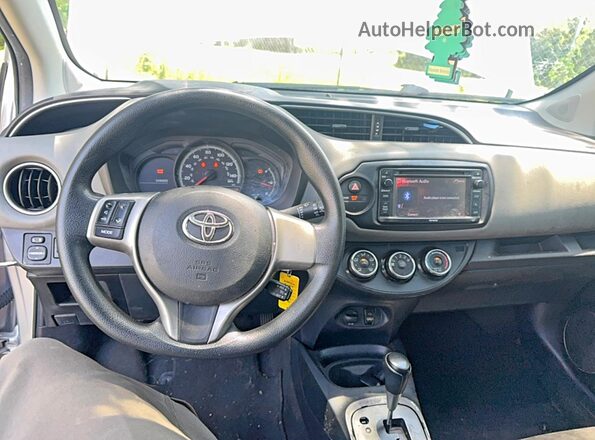 VNKKTUD35GA071024 2016 TOYOTA YARIS Серебряный Вид задних сидений