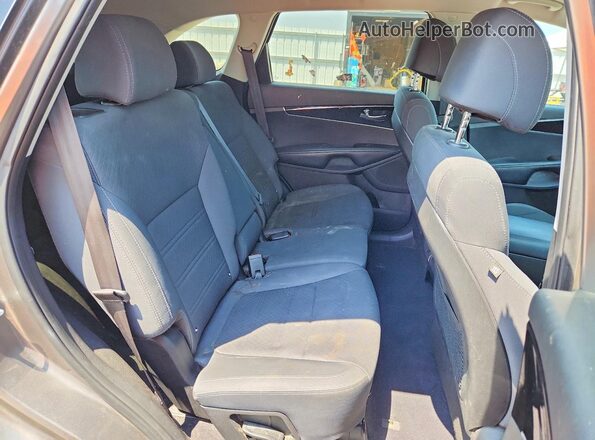 5XYPG4A55HG242073 2017 KIA SORENTO Gray Vista del compartimento del motor