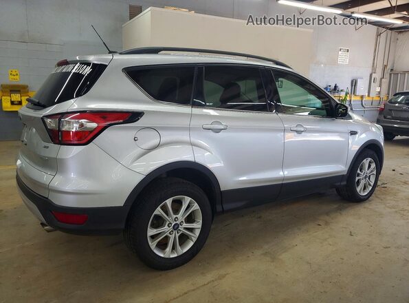 1FMCU0GD0JUB36595 2018 FORD ESCAPE Серебряный Передняя правая четверть