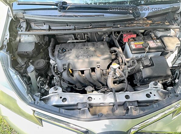 VNKKTUD35GA071024 2016 TOYOTA YARIS Серебряный Вид панели приборов