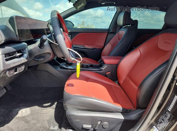 3KPFW4DE9SE191059 2025 KIA K4 Black Առջևի վահանակի տեսք