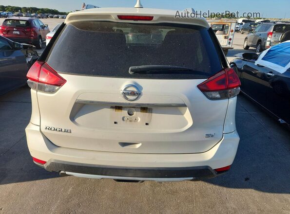 KNMAT2MT9JP573127 2018 NISSAN ROGUE White Front interior view
