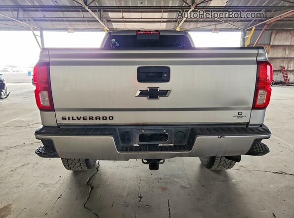 3GCUKSEC8JG176074 2018 CHEVROLET SILVERADO Серебряный Вид салона спереди