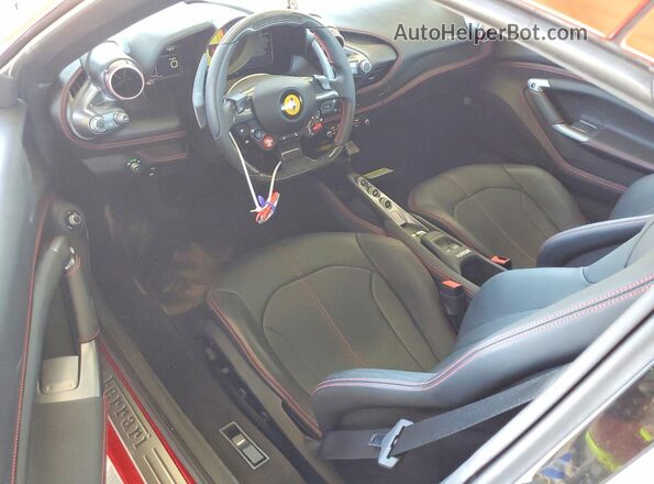 ZFF93LMA3M0267580 2021 FERRARI F8 Red Vista del salpicadero