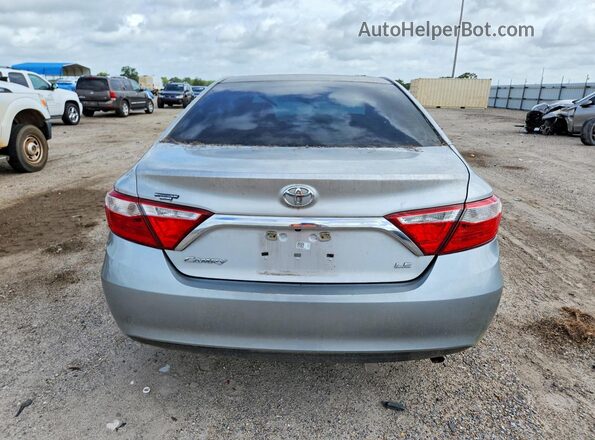 4T1BF1FK9HU384866 2017 TOYOTA CAMRY Серебряный Вид салона спереди