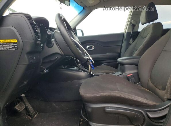 KNDJN2A25J7892627 2018 KIA SOUL Green Vista del salpicadero