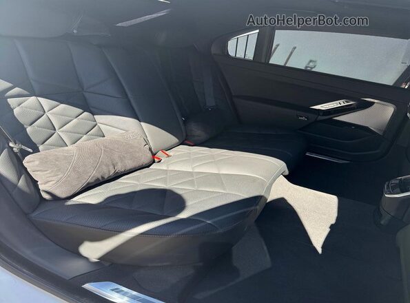 WBA23EH08RCP73339 2024 BMW 7 SERIES White Vista interior delantera