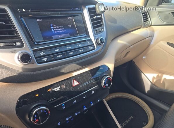 KM8J33A25HU513628 2017 HYUNDAI TUCSON White ძრავის განყოფილების ხედი