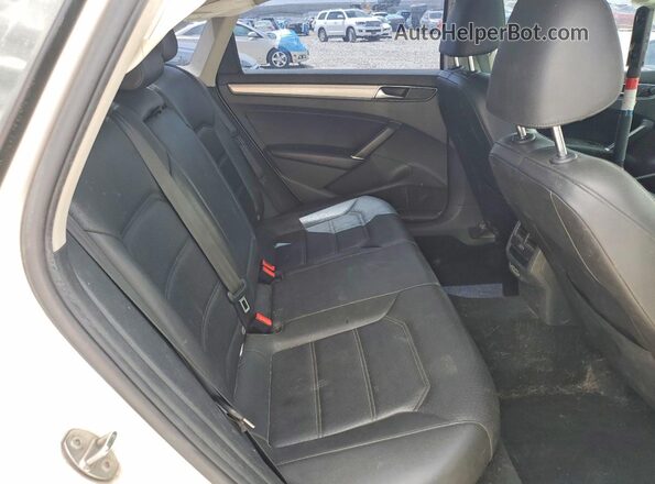 1VWLA7A38KC004968 2019 VOLKSWAGEN PASSAT White Rear interior view