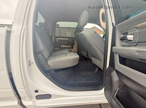 3C6UR5DL8HG620599 2017 RAM 2500 White Вид салону спереду