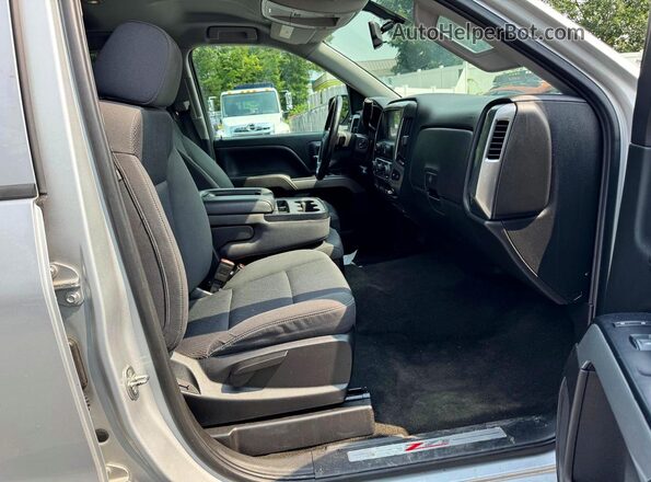 1GCVKREC3JZ373599 2018 CHEVROLET SILVERADO Серебряный Вид задних сидений