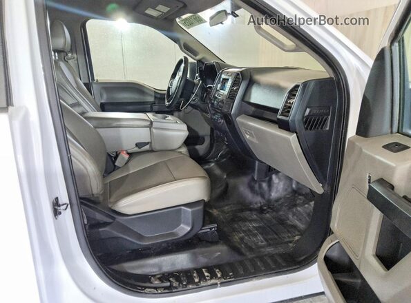 1FTMF1C85HKD20339 2017 FORD F150 White Widok wnętrza z tyłu