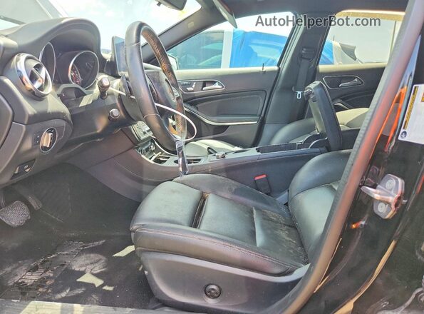 WDCTG4EB3JJ496542 2018 MERCEDES-BENZ GLA Black Առջևի վահանակի տեսք