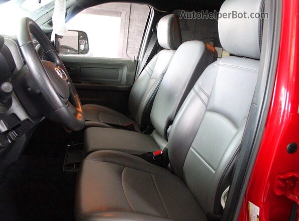 3C63R3GJ6TG179378 2026 RAM 3500 Red Widok tylnych siedzeń