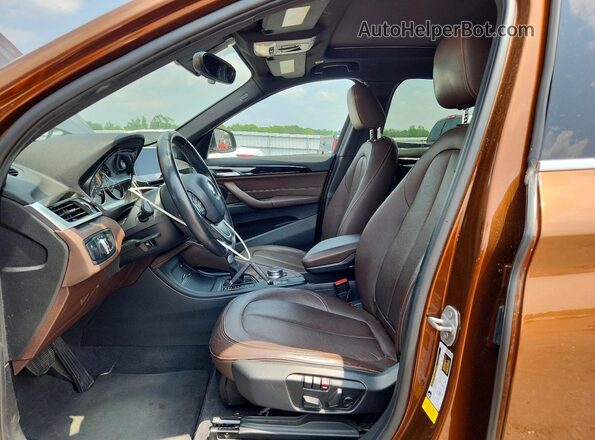 WBXHU7C3XH5H32940 2017 BMW X1 Brown Вид панелі приладів