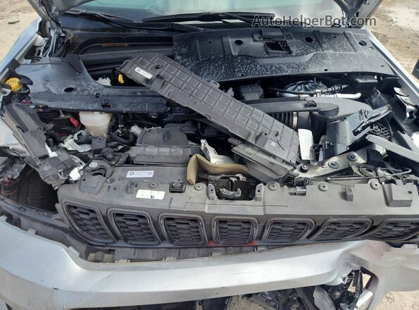1C4RJKAG0P8842070 2023 JEEP CHEROKEE Silver VIN կոդի պիտակի տեսք