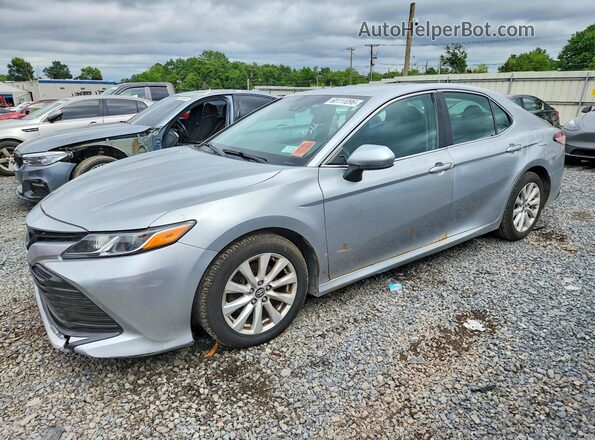 4T1B11HK6JU075468 2018 TOYOTA CAMRY Silver Հետևի ձախ