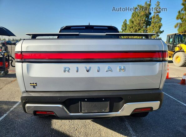 7FCTGAAA2NN011852 2022 RIVIAN R1T Серебряный Вид сзади