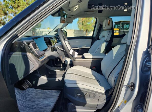 7FCTGAAA2NN011852 2022 RIVIAN R1T Серебряный Вид салона спереди