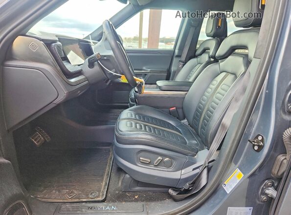 7FCTGAAA9NN013484 2022 RIVIAN R1T Серый Вид салона спереди