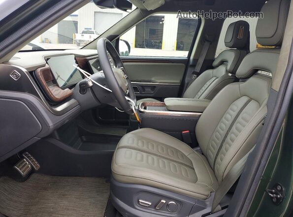 7FCTGAAA9PN017439 2023 RIVIAN R1T Green Widok wnętrza z przodu