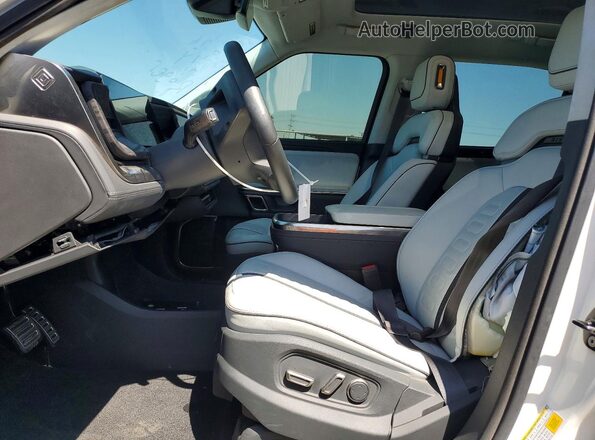 7FCTGAAAXNN015566 2022 RIVIAN R1T White წინა სალონის ხედი