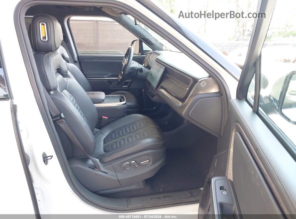 7FCTGAAAXPN022973 2023 RIVIAN R1T White წინა სალონის ხედი