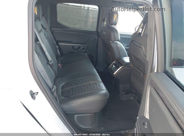 7FCTGAAAXPN022973 2023 RIVIAN R1T White VIN კოდის სტიკერის ხედი