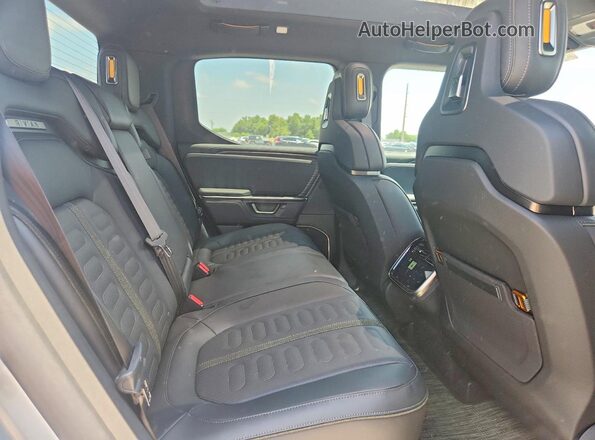 7FCTGGAA9TN044251 2026 RIVIAN R1T Silver უკანა სავარძლების ხედი