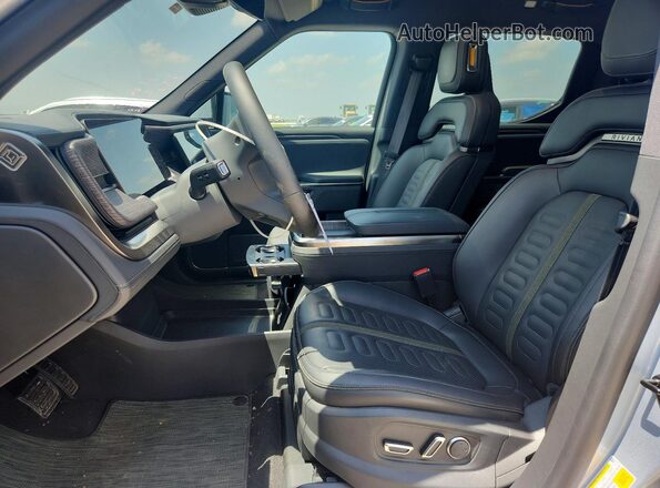 7FCTGGAA9TN044251 2026 RIVIAN R1T Silver წინა სალონის ხედი