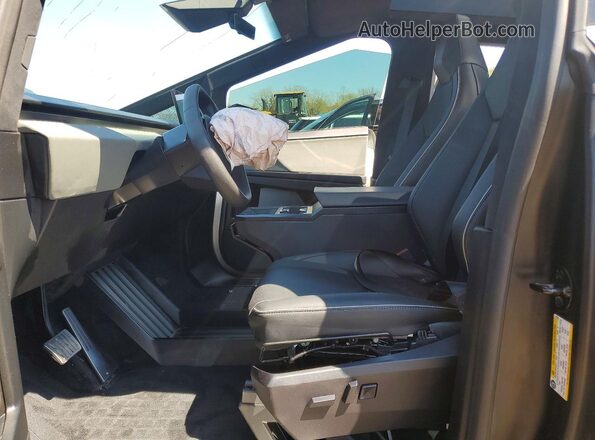 7G2CEHED0RA027622 2024 TESLA CYBERTRUCK Black Вид салону спереду