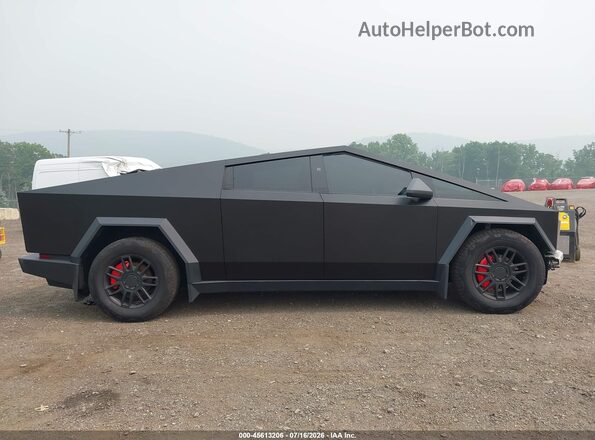 7G2CEHED0SA066782 2025 TESLA CYBERTRUCK Black Widok wnętrza z tyłu