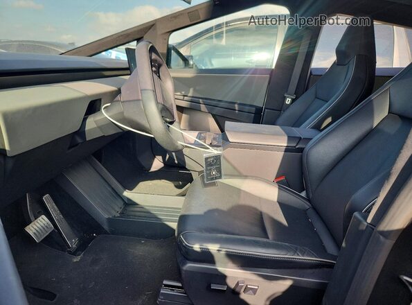 7G2CEHED1RA051069 2024 TESLA CYBERTRUCK Silver Front interior view