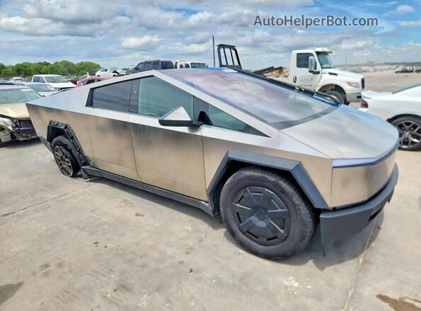 7G2CEHED1RA051069 2024 TESLA CYBERTRUCK Silver Front right