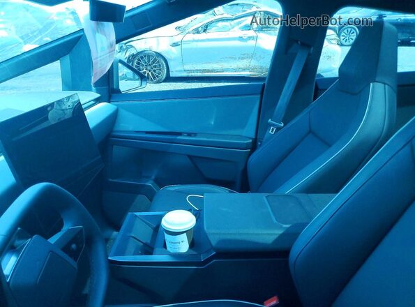 7G2CEHED2TA093855 2026 TESLA CYBERTRUCK Black Widok wnętrza z przodu