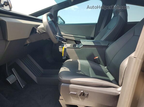 7G2CEHED3RA048206 2024 TESLA CYBERTRUCK Черный Вид салона спереди