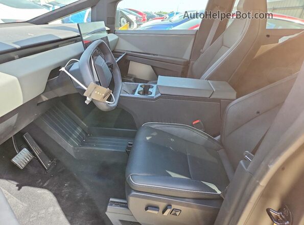 7G2CEHED3SA081373 2025 TESLA CYBERTRUCK Бежевый Вид салона спереди