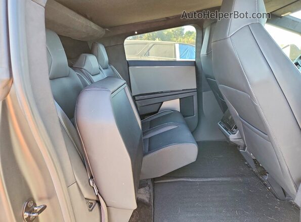 7G2CEHED4RA039711 2024 TESLA CYBERTRUCK Silver Vista de los asientos traseros