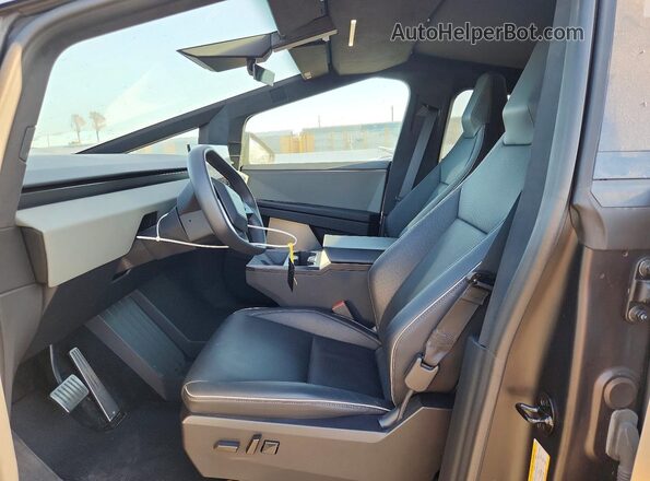 7G2CEHED4RA039711 2024 TESLA CYBERTRUCK Silver Vista interior delantera