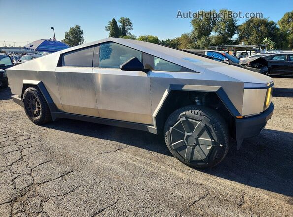 7G2CEHED4RA039711 2024 TESLA CYBERTRUCK Silver Delantero derecho