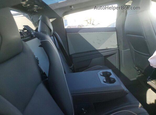 7G2CEHED4SA063495 2025 TESLA CYBERTRUCK Gray Widok tylnych siedzeń
