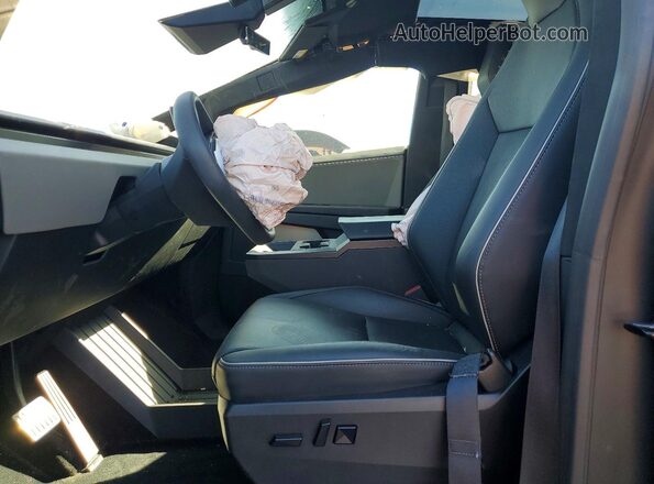 7G2CEHED4SA063495 2025 TESLA CYBERTRUCK Gray Widok wnętrza z przodu