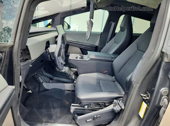 7G2CEHED5SA075011 2025 TESLA CYBERTRUCK Silver Widok wnętrza z przodu