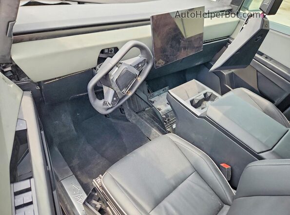 7G2CEHED5SA075011 2025 TESLA CYBERTRUCK Silver Widok deski rozdzielczej