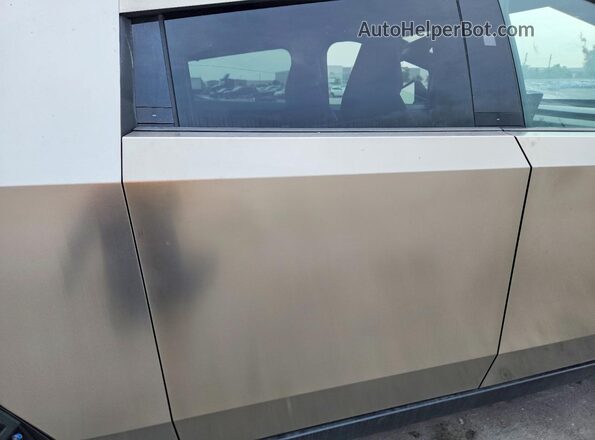 7G2CEHED5SA075011 2025 TESLA CYBERTRUCK Silver Widok tylnych siedzeń