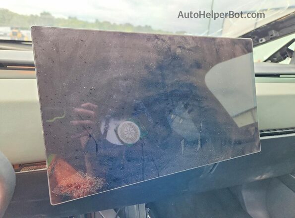 7G2CEHED5SA075011 2025 TESLA CYBERTRUCK Silver Widok zestawu wskaźników