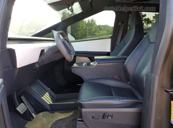 7G2CEHED7RA012292 2024 TESLA CYBERTRUCK Silver Вид салону спереду