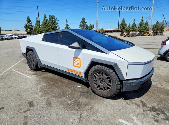 7G2CEHED8RA012737 2024 TESLA CYBERTRUCK White Przód prawy